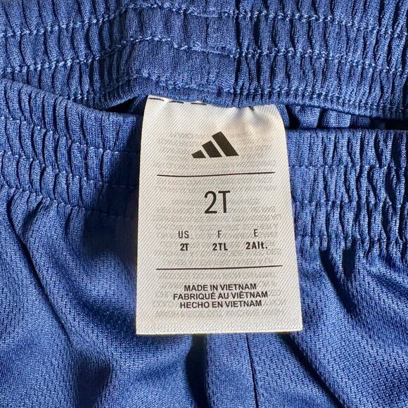 Adidas Kids Size 2T White Graphic Tee & 3-Stripes Short 2-Piece Set Boys OFFERSβ
- Picture 9 of 13